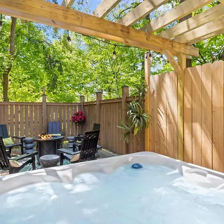 Hot Tub! Close To Cornell, Ithaca College, Commons!